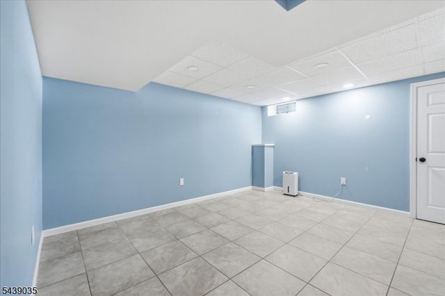 17 Heritage Ln, Hamburg Boro, NJ 07419