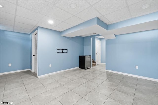 17 Heritage Ln, Hamburg Boro, NJ 07419