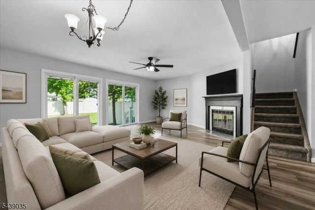 17 Heritage Ln, Hamburg Boro, NJ 07419