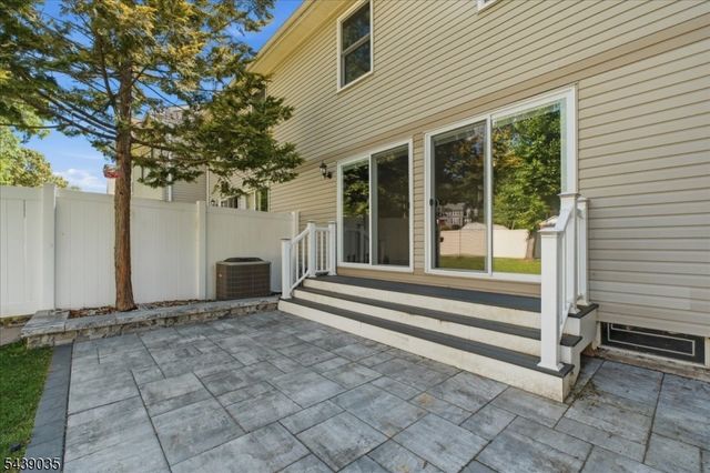 17 Heritage Ln, Hamburg Boro, NJ 07419