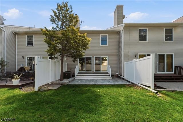 17 Heritage Ln, Hamburg Boro, NJ 07419