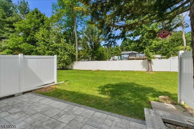 17 Heritage Ln, Hamburg Boro, NJ 07419