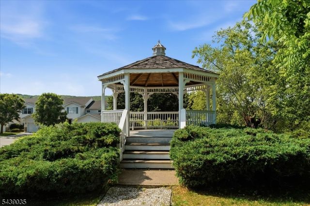 17 Heritage Ln, Hamburg Boro, NJ 07419