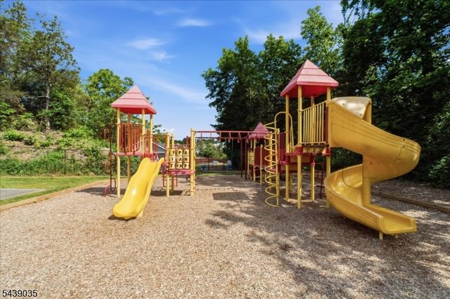 17 Heritage Ln, Hamburg Boro, NJ 07419