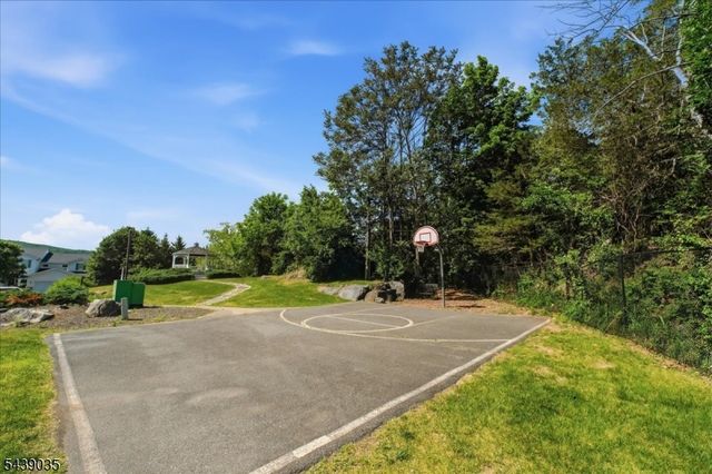 17 Heritage Ln, Hamburg Boro, NJ 07419