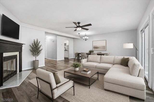17 Heritage Ln, Hamburg Boro, NJ 07419