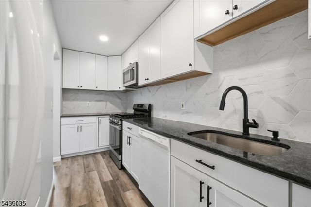 17 Heritage Ln, Hamburg Boro, NJ 07419