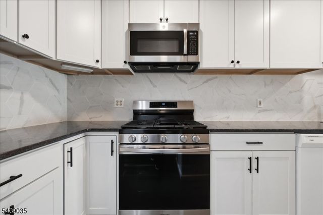 17 Heritage Ln, Hamburg Boro, NJ 07419