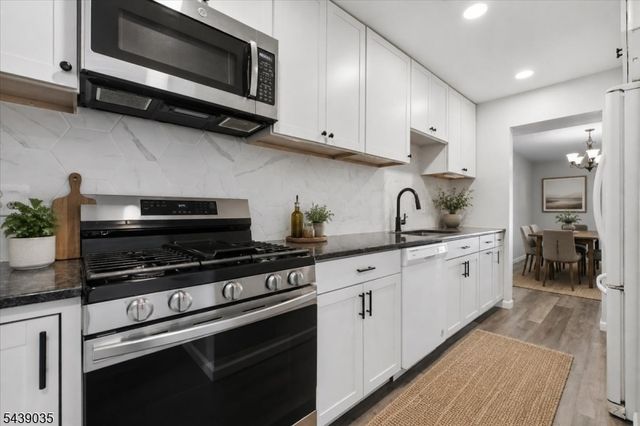 17 Heritage Ln, Hamburg Boro, NJ 07419