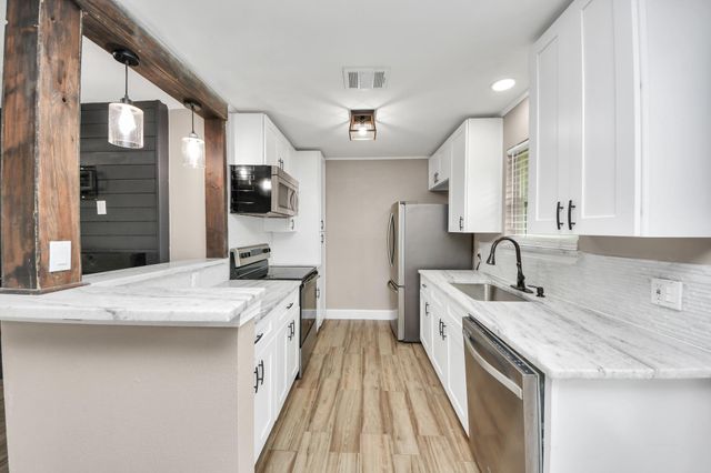 12733 7th Street, Santa Fe, TX 77510