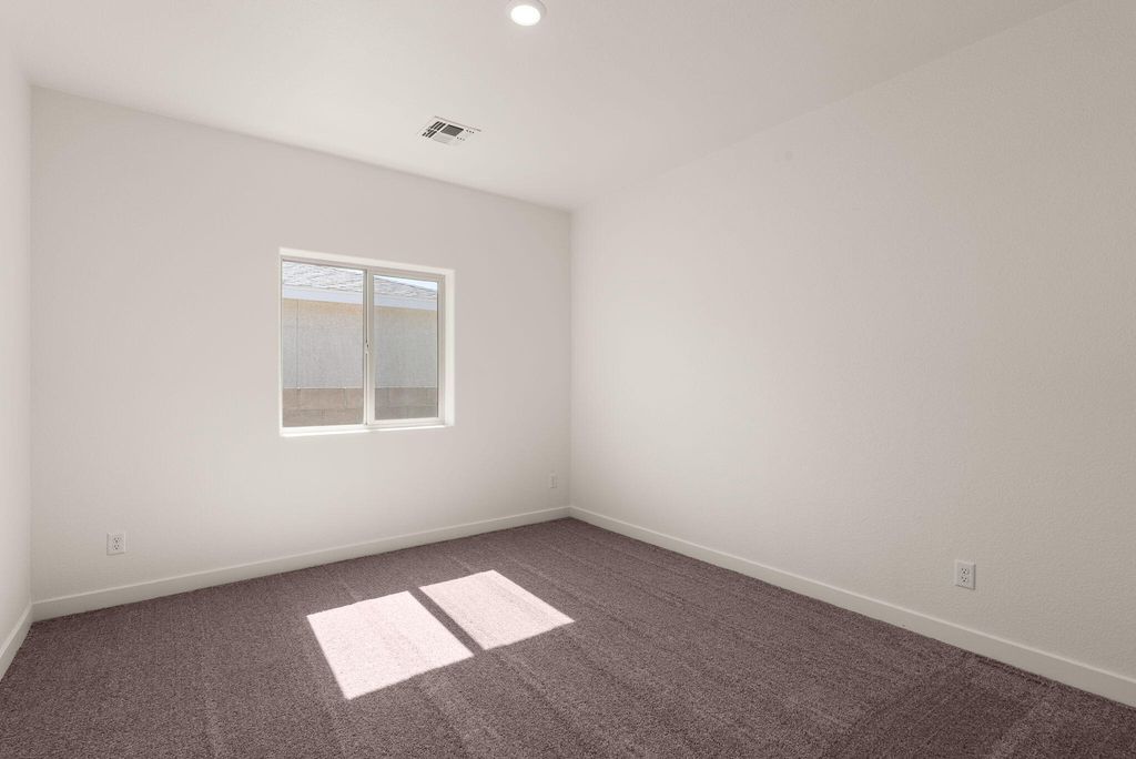 Image 12 of property listing at 865 Calle De Las Rosas, Belen, NM 87002