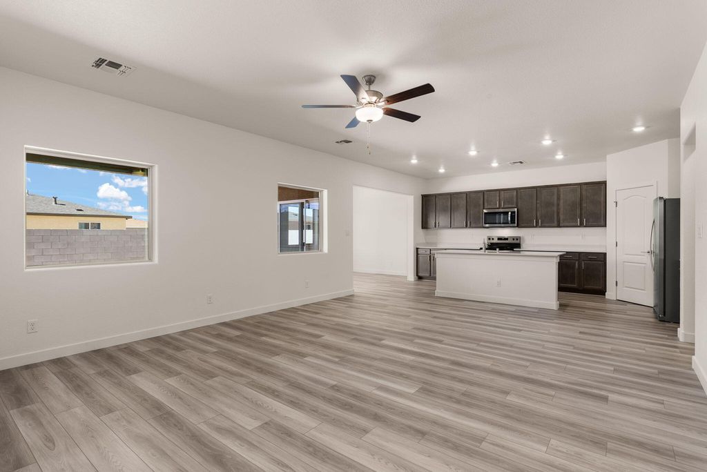 Image 2 of property listing at 865 Calle De Las Rosas, Belen, NM 87002