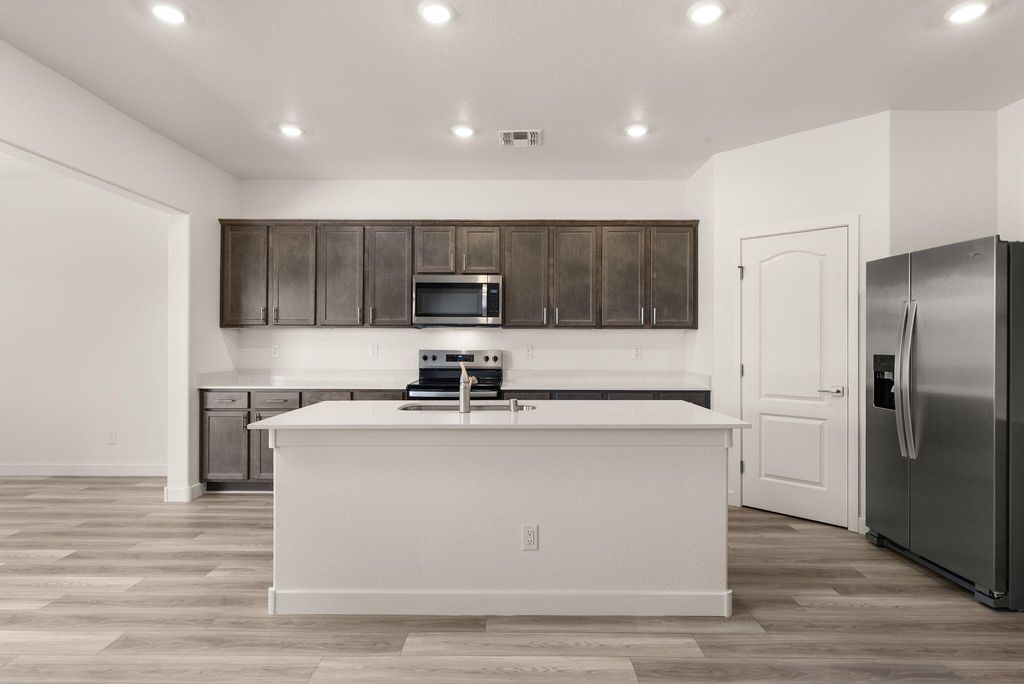 Image 4 of property listing at 865 Calle De Las Rosas, Belen, NM 87002