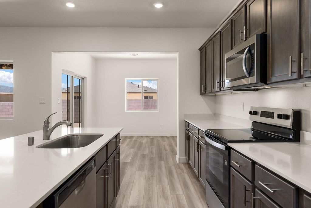 Image 5 of property listing at 865 Calle De Las Rosas, Belen, NM 87002