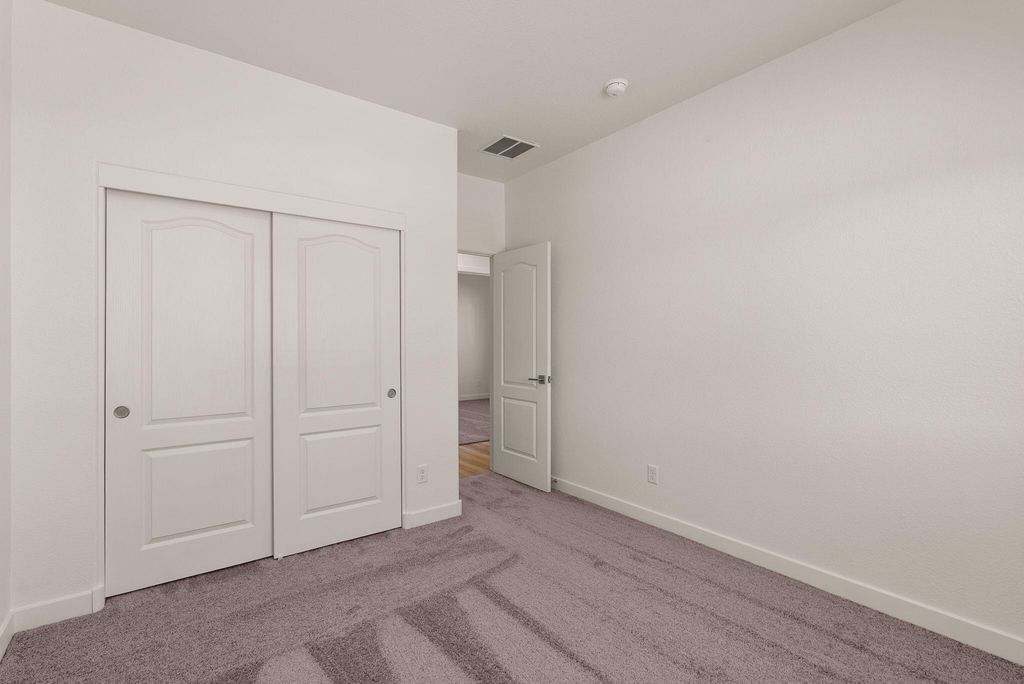 Image 7 of property listing at 865 Calle De Las Rosas, Belen, NM 87002