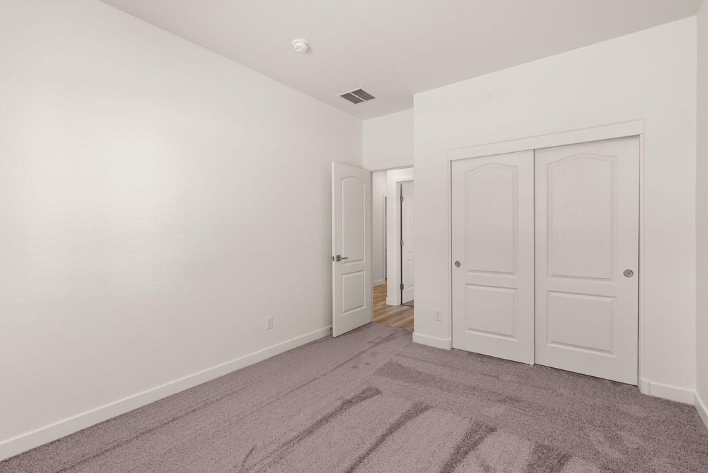 Image 8 of property listing at 865 Calle De Las Rosas, Belen, NM 87002