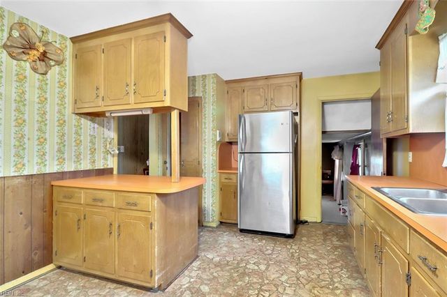 706 S Fallon CT, Hampton, VA 23661