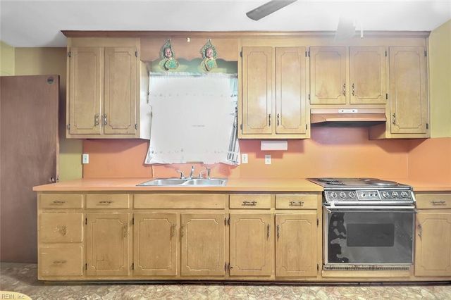 706 S Fallon CT, Hampton, VA 23661