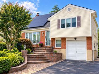32 Garnet Lane, Plainview, NY 11803