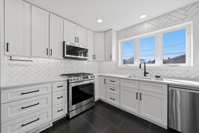 5704 S Oak Park Avenue, Chicago, IL 60638