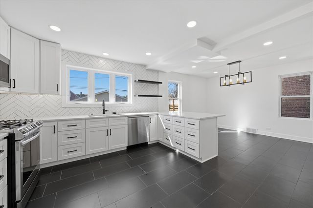 5704 S Oak Park Avenue, Chicago, IL 60638