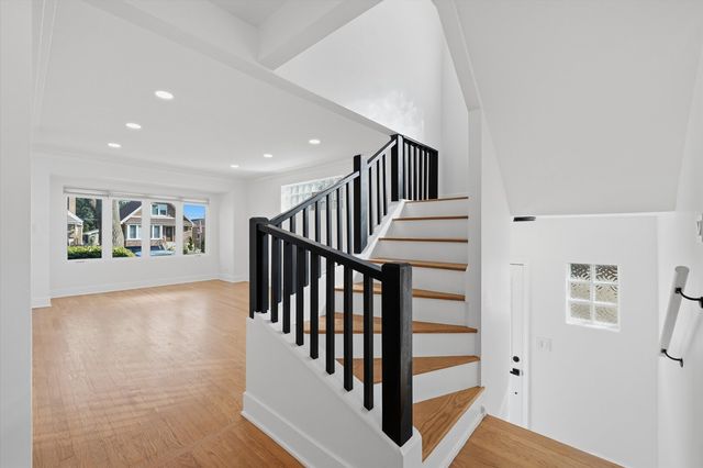 5704 S Oak Park Avenue, Chicago, IL 60638