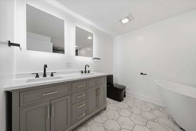 5704 S Oak Park Avenue, Chicago, IL 60638