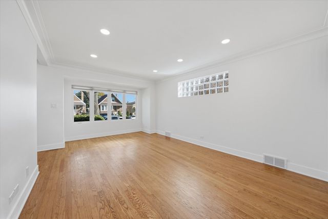 5704 S Oak Park Avenue, Chicago, IL 60638