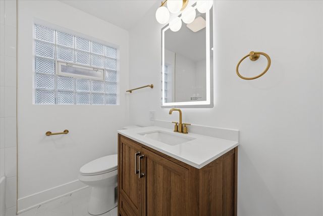 5704 S Oak Park Avenue, Chicago, IL 60638
