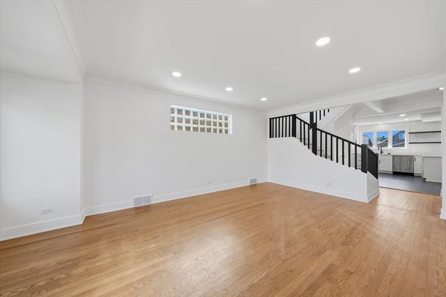 5704 S Oak Park Avenue, Chicago, IL 60638