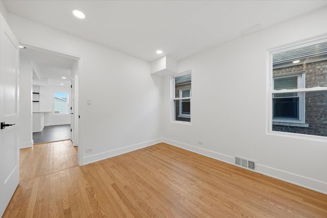 5704 S Oak Park Avenue, Chicago, IL 60638