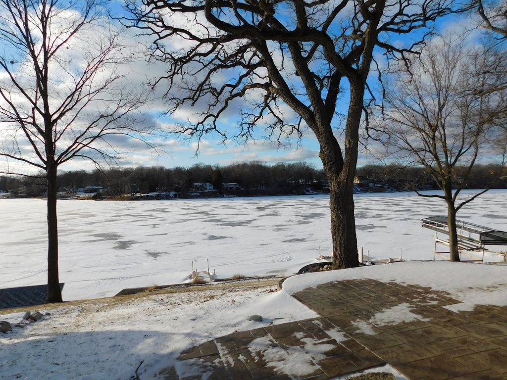 Image 34 of property listing at 1590 Lake Holiday Drive, Lake Holiday, IL 60548