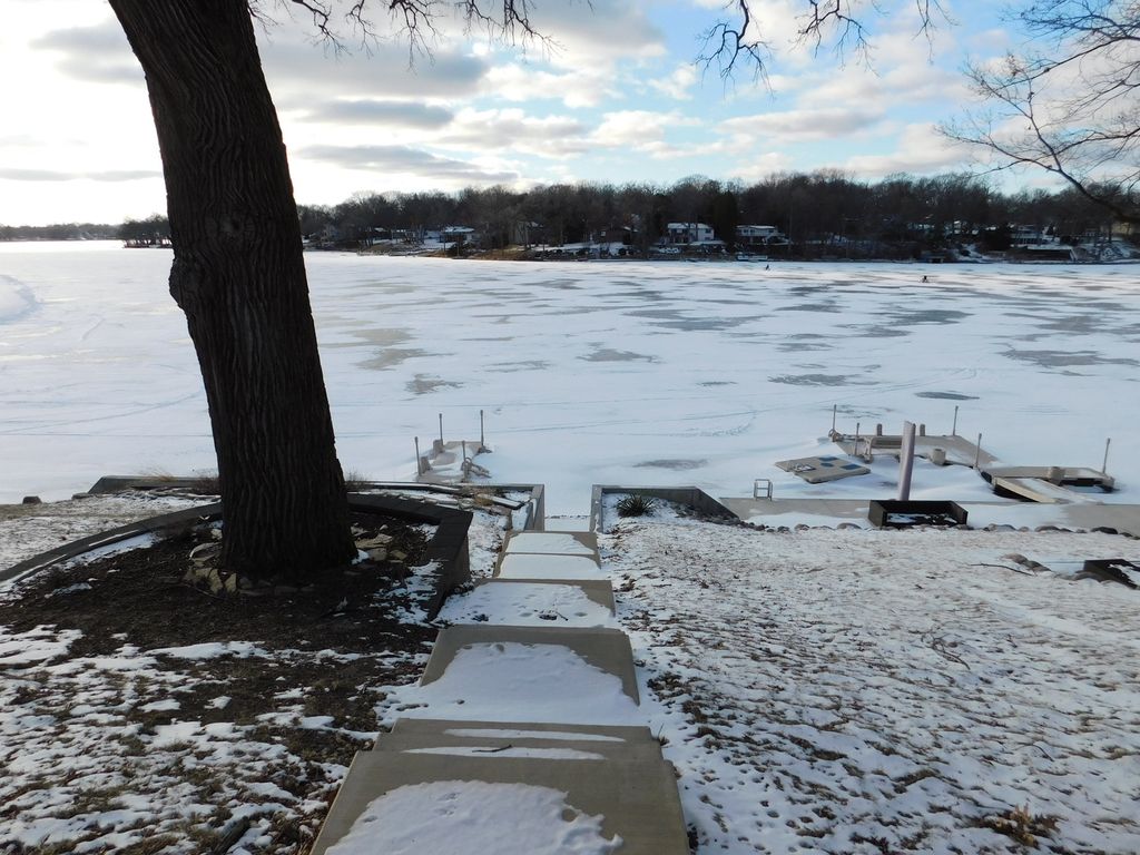 Image 36 of property listing at 1590 Lake Holiday Drive, Lake Holiday, IL 60548