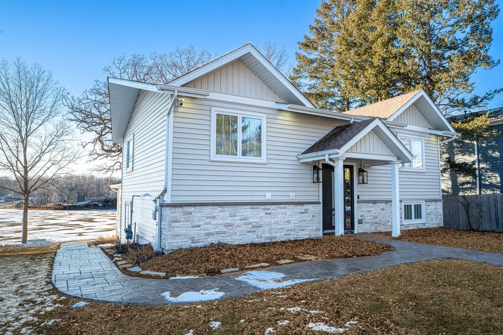 Image 5 of property listing at 1590 Lake Holiday Drive, Lake Holiday, IL 60548