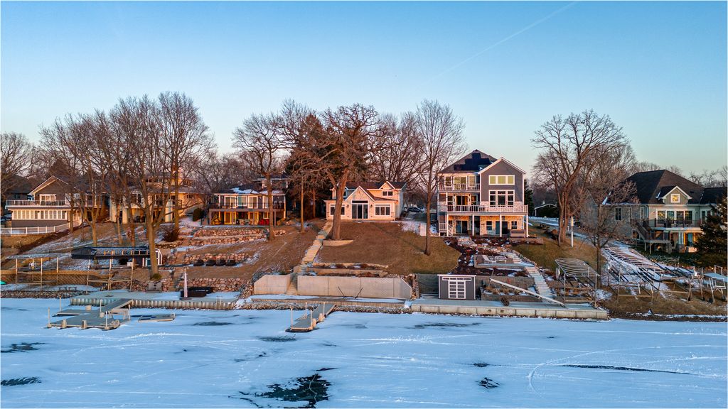 Image 41 of property listing at 1590 Lake Holiday Drive, Lake Holiday, IL 60548