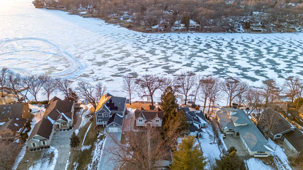 Image 42 of property listing at 1590 Lake Holiday Drive, Lake Holiday, IL 60548