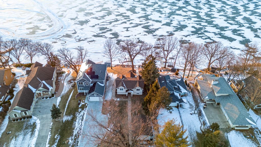 Image 43 of property listing at 1590 Lake Holiday Drive, Lake Holiday, IL 60548