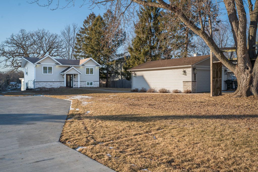 Image 48 of property listing at 1590 Lake Holiday Drive, Lake Holiday, IL 60548