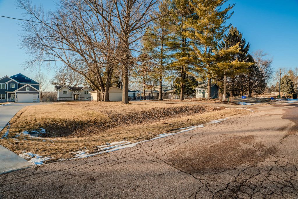 Image 49 of property listing at 1590 Lake Holiday Drive, Lake Holiday, IL 60548