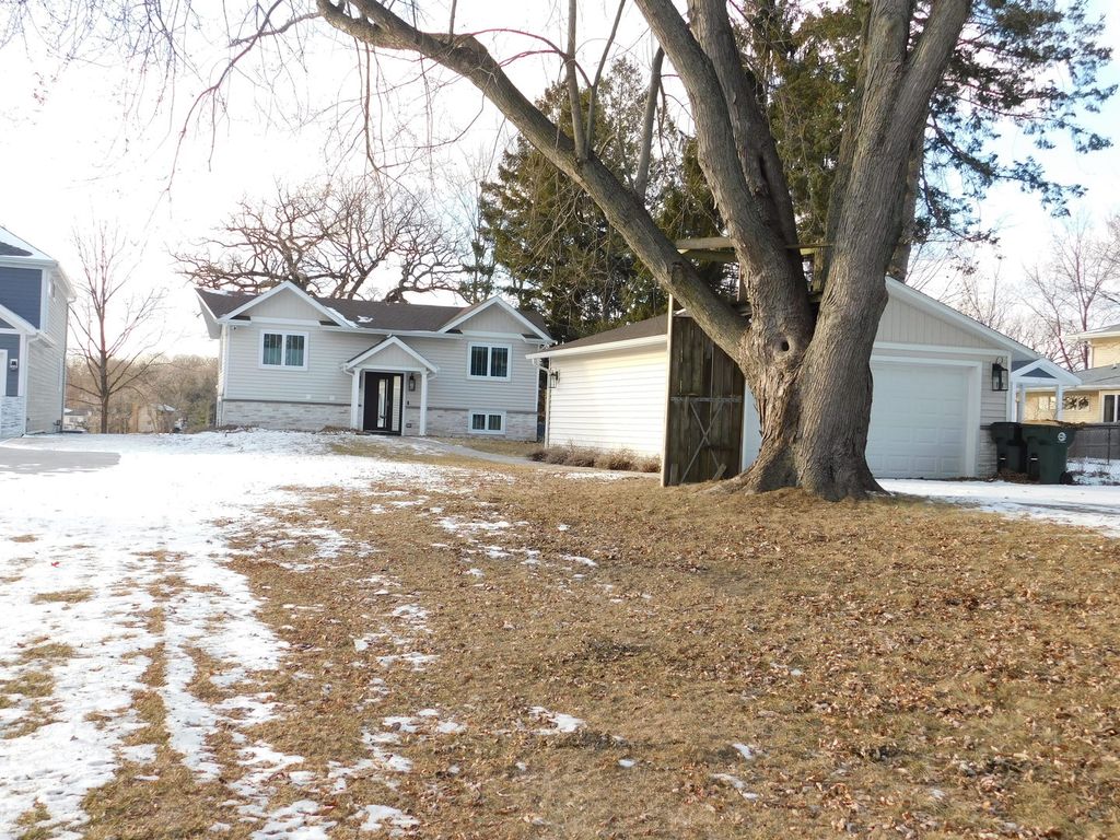 Image 51 of property listing at 1590 Lake Holiday Drive, Lake Holiday, IL 60548