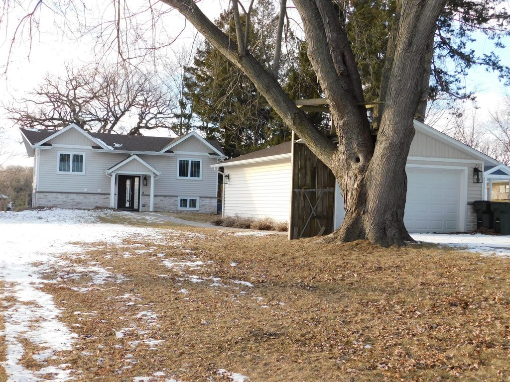 Image 52 of property listing at 1590 Lake Holiday Drive, Lake Holiday, IL 60548