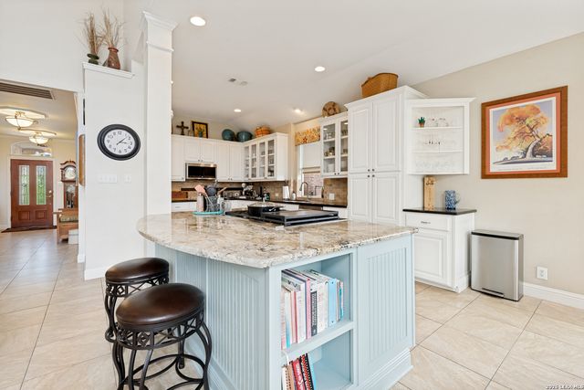 722 Mesa Rdg, San Antonio, TX 78258