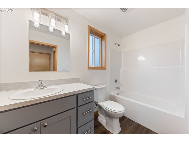 716 ST CHARLES St, Eugene, OR 97402