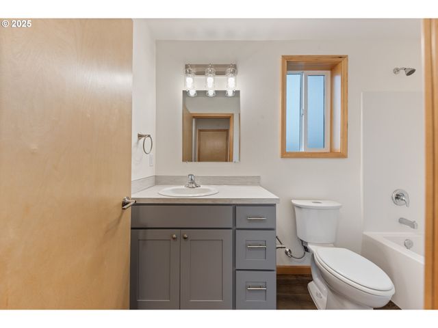 716 ST CHARLES St, Eugene, OR 97402