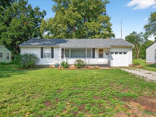 818 S Pine Street, Nowata, OK 74048