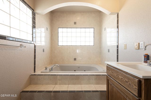 18 Via Placita, El Paso, TX 79927