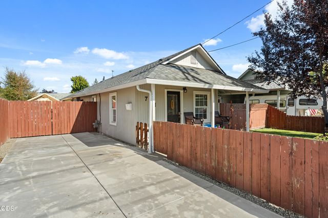 761 Hazel Street, Central Point, OR 97502