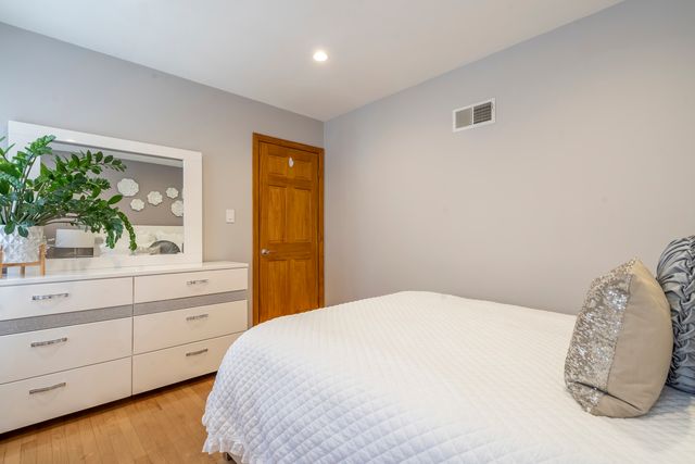 4833 N Moody Avenue, Chicago, IL 60630