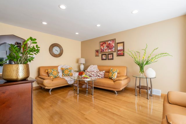 4833 N Moody Avenue, Chicago, IL 60630