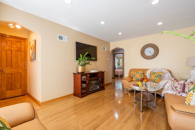 4833 N Moody Avenue, Chicago, IL 60630
